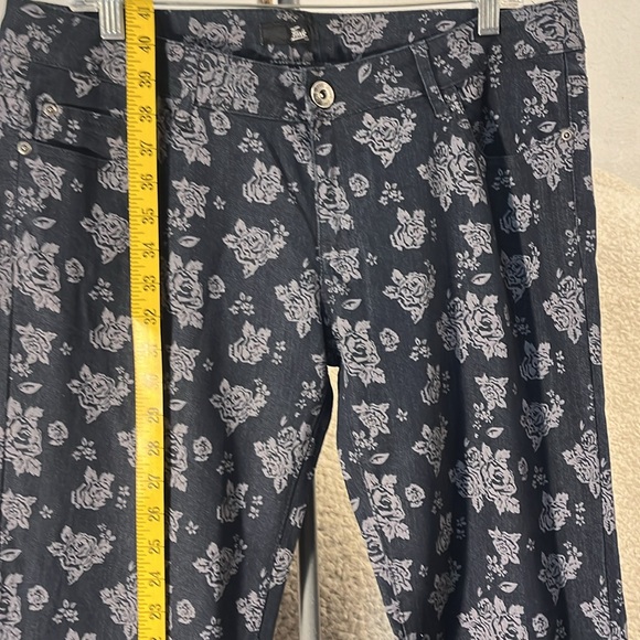 FAVE Women’s Roses 🌹 Pattern Jeans - Picture 4 of 8